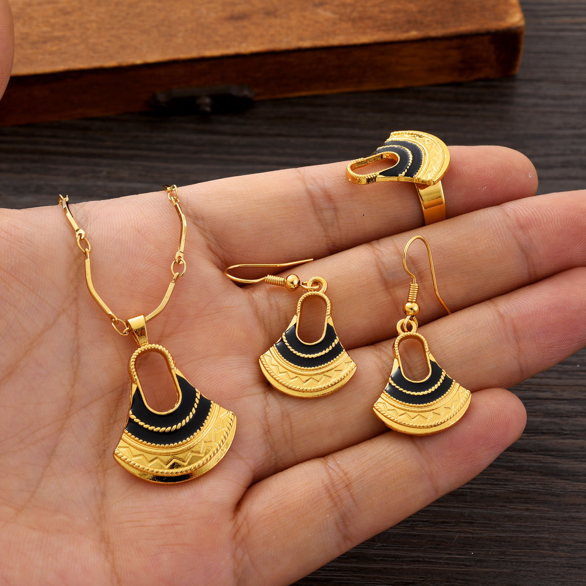 Women Accessories India - Modisches PNG-Schmuckset in Goldfarbe für Damen